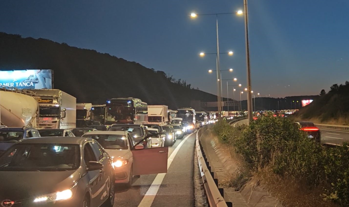 Kuzey Marmara Otoyolu’nda kamyonun çarptığı tabela devrildi: Trafik yoğunluğu oluştu
