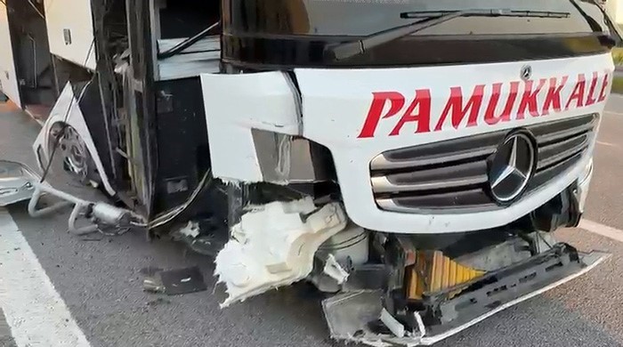 Lastiği patlayan yolcu otobüsünde can pazarı: Muavin kopan kapıdan aşağı uçtu
