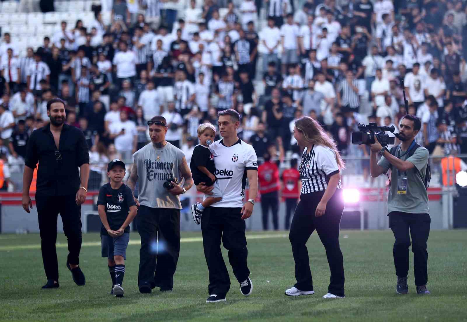 Leandro Trossard, 20 bin taraftarın önünde imzayı attı

