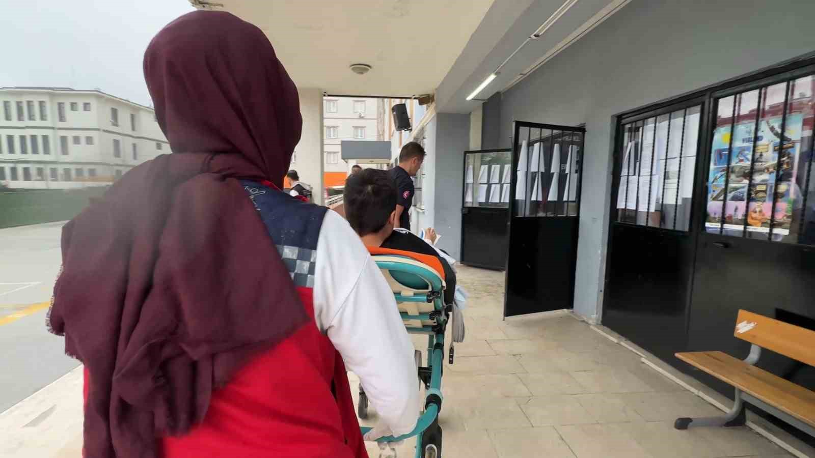 LGS’de zamana karşı yarış: Esenyurt zabıtası öğrenciyi sınava 30 saniye kala yetiştirdi
