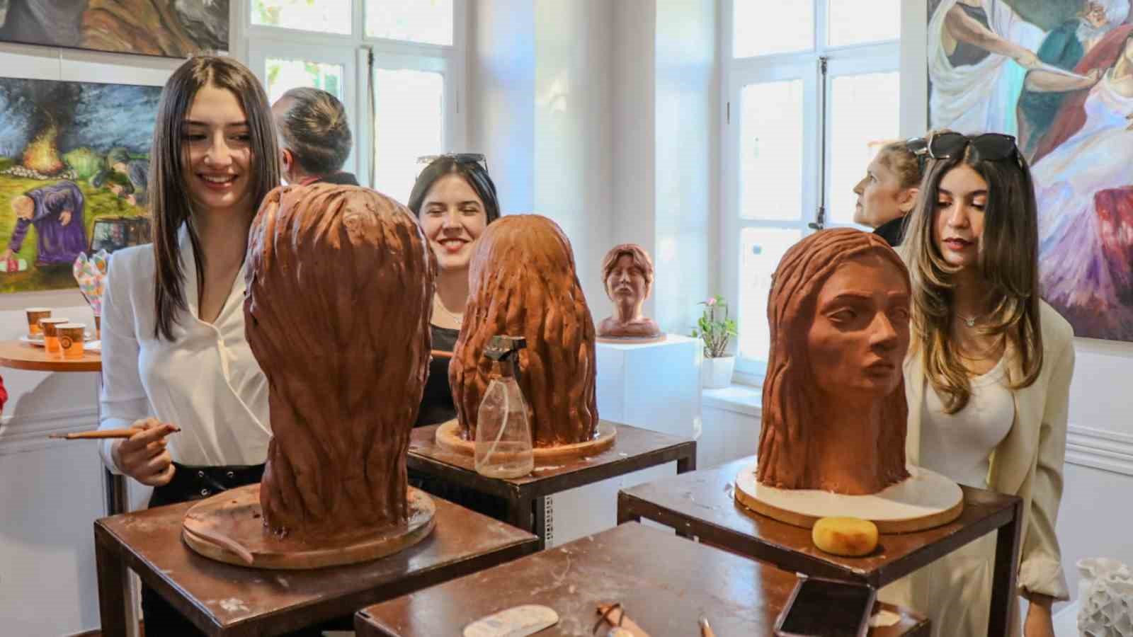 Lise öğrencilerinden yıl sonu sanat sergisi
