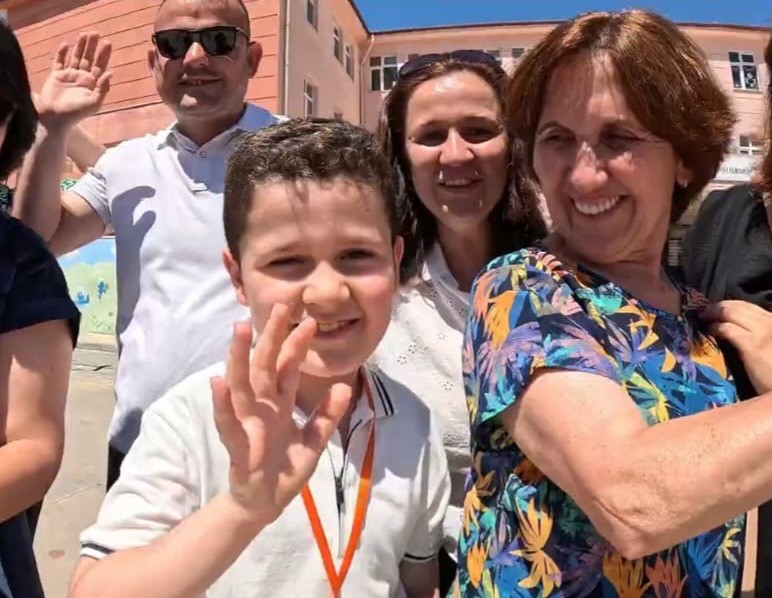 Lüleburgaz’da lösemiyi yenen öğrenci için gökyüzüne balonlar bırakıldı
