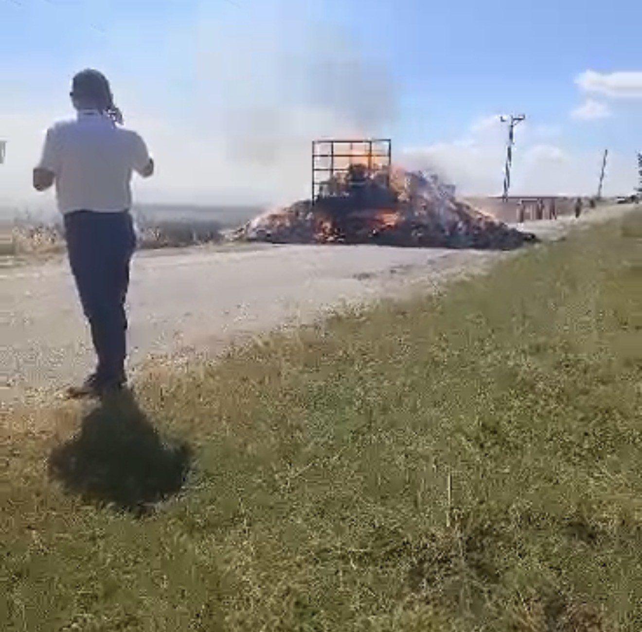 Lüleburgaz’da saman balyası yüklü römorkta yangın
