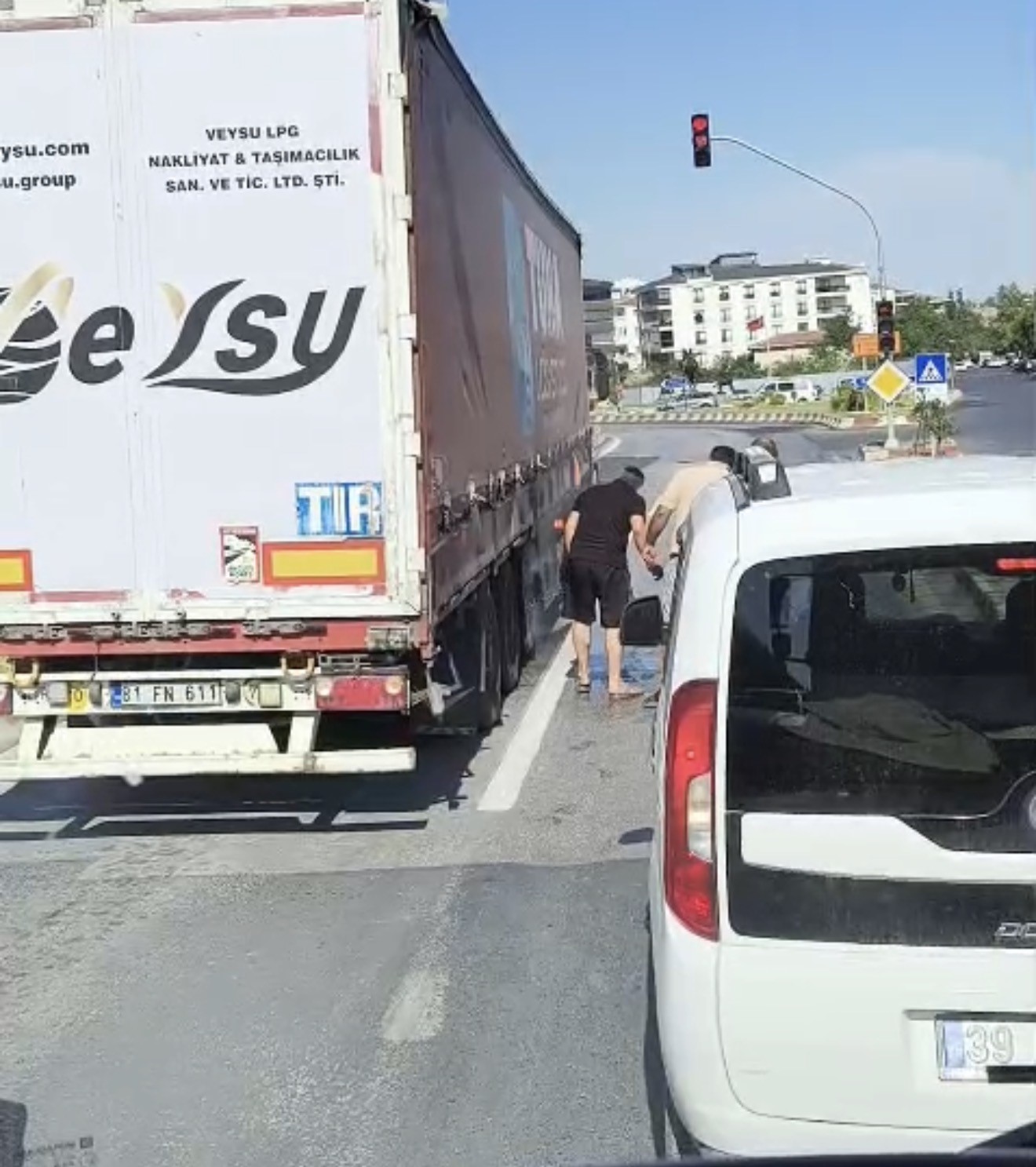 Lüleburgaz’da seyir halindeki tır alev aldı
