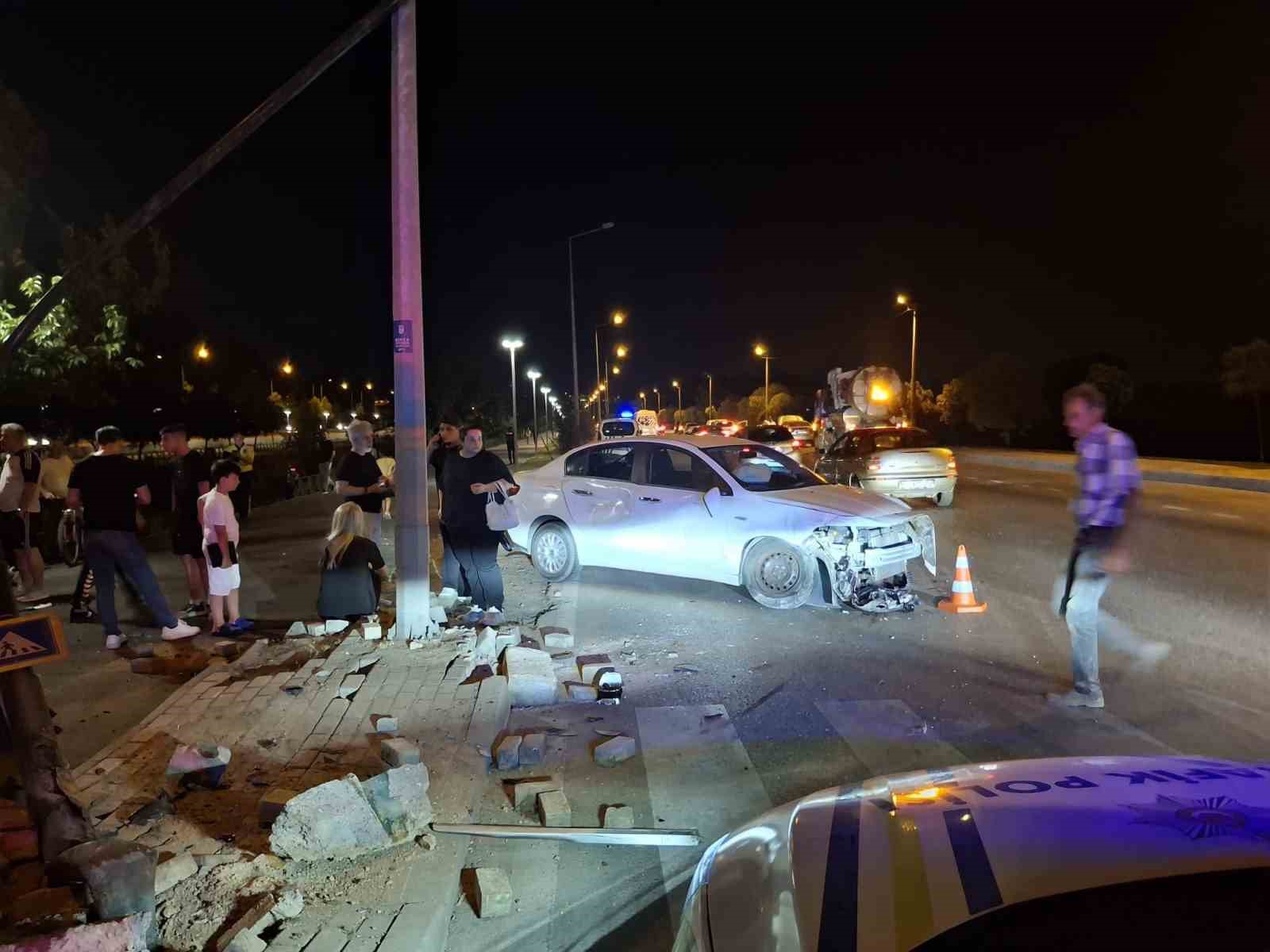 Makas atan otomobille birlikte iki araç dereye uçtu: 6 yaralı

