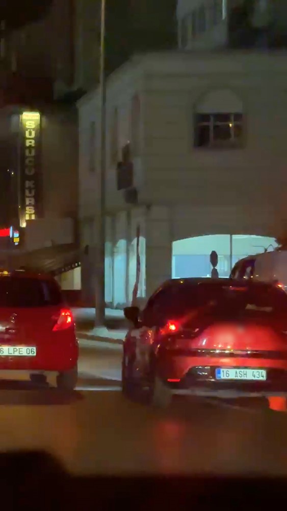 Makas atarak trafiği tehlikeye soktu, gözden kayboldu
