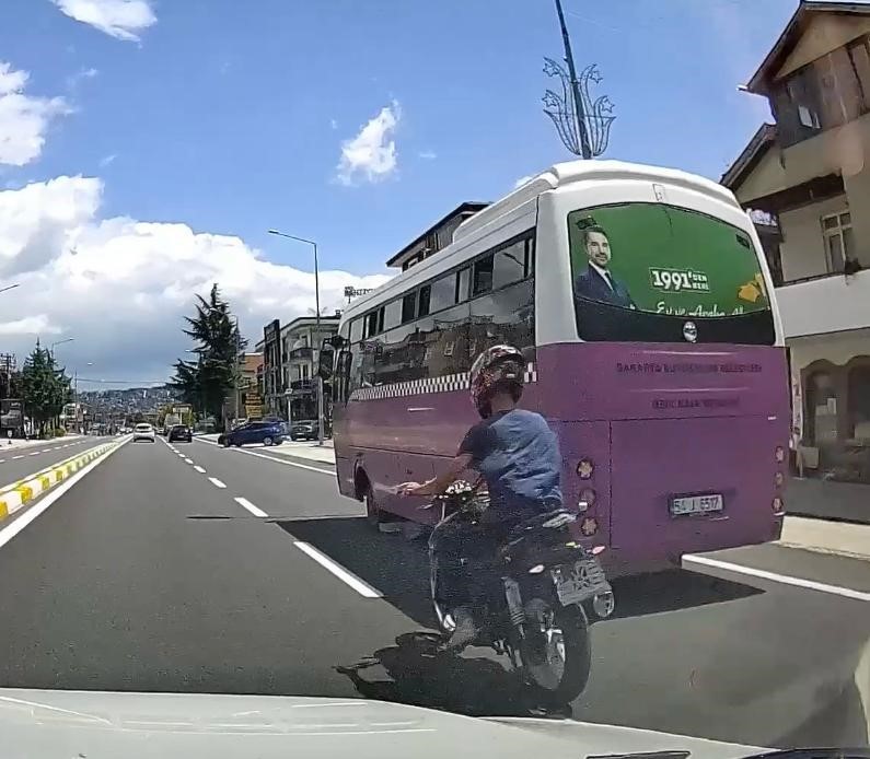 Makas attı, egzozu bağırttı: Plakasız motosikletli trafikte tehlike saçtı
