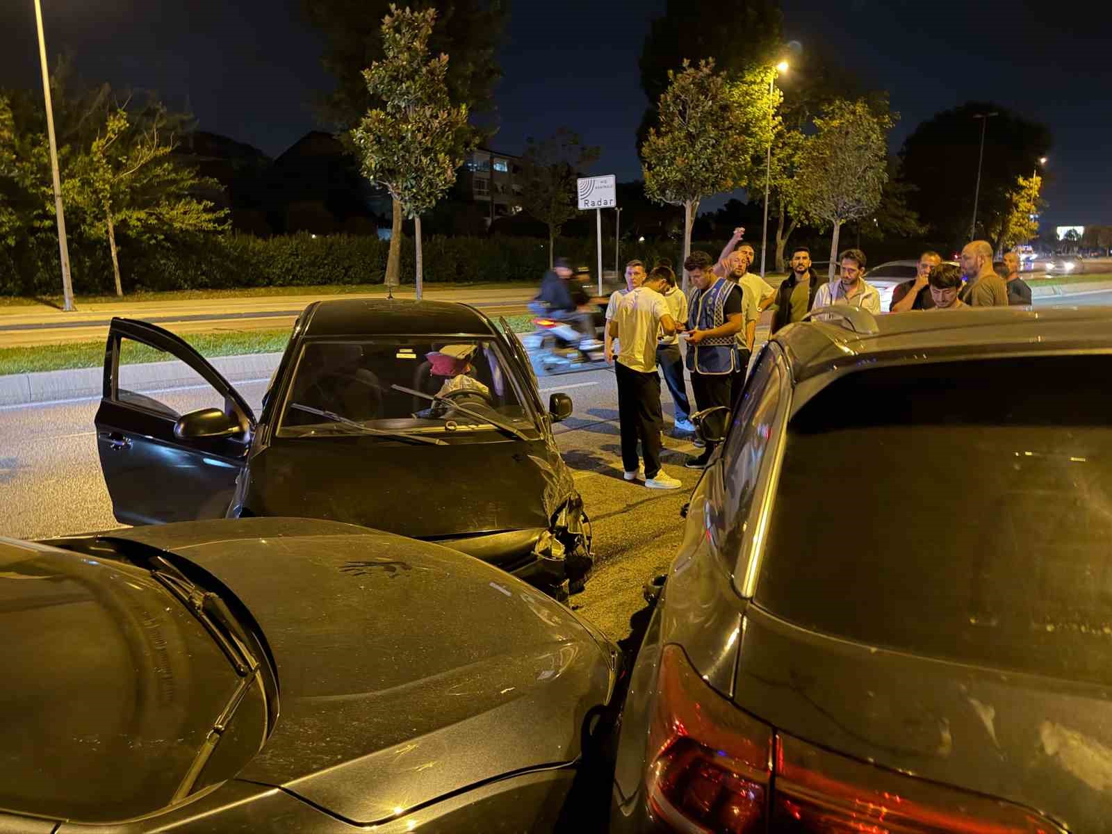 Maltepe’de ters yöne giren otomobil, park halindeki iki araca çarptı: 1 yaralı

