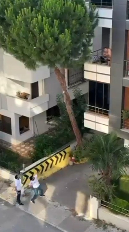 Maltepe’de vatandaşlar kadına şiddete kayıtsız kalmadı: Balkondaki adama taş yağdırdı
