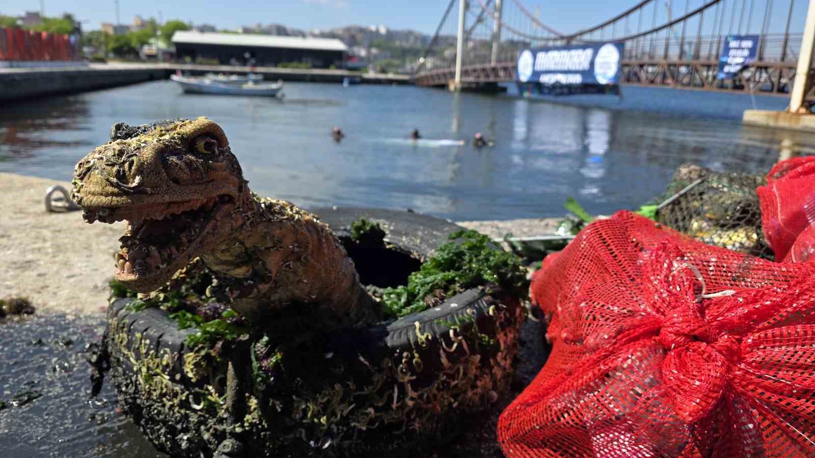 Marmara Denizi Günü’nde denizden maket dinozor çıktı
