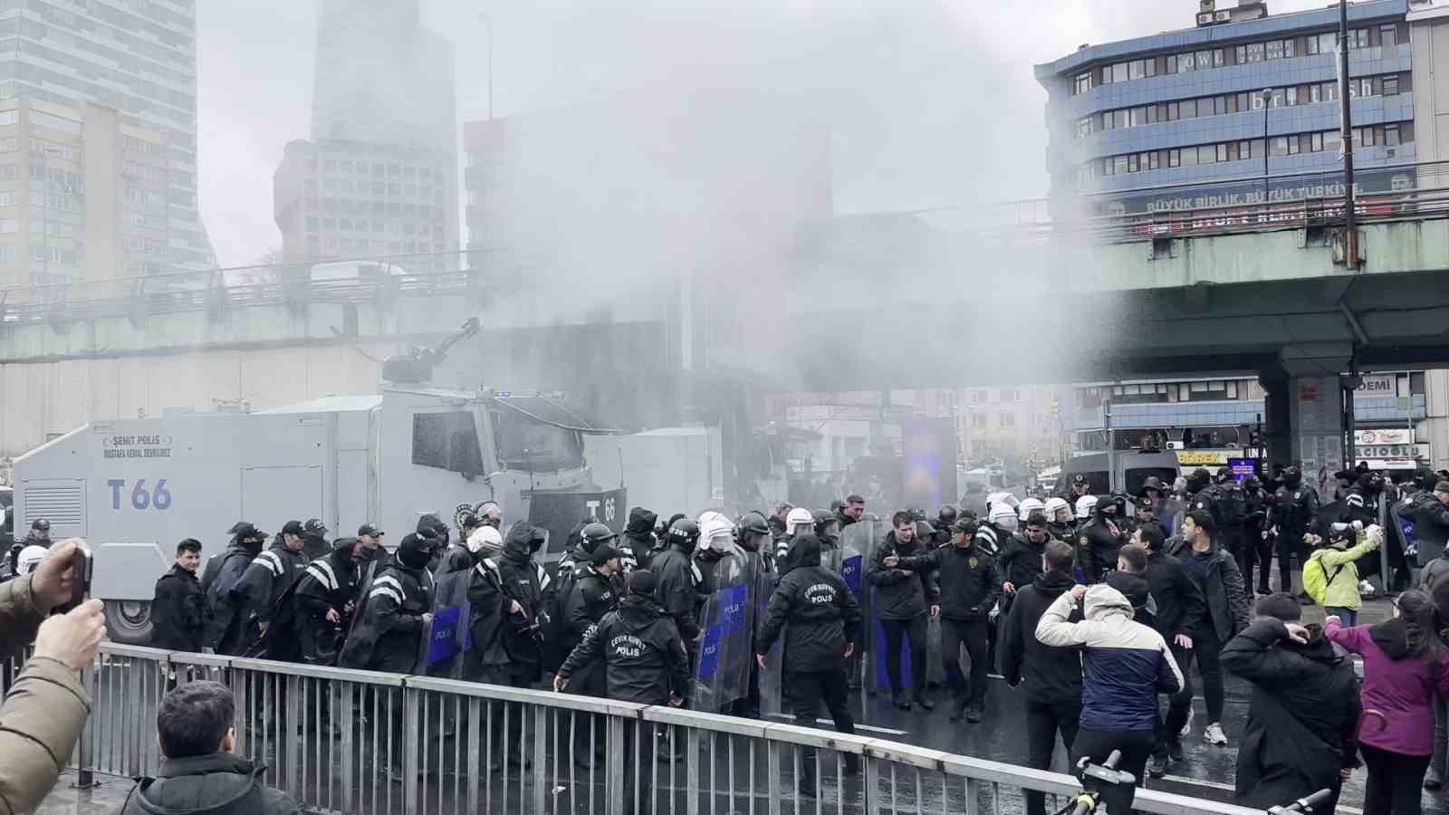 Mecidiyeköy’de tüm uyarılara rağmen dağılmayan gruba TOMA’yla müdahale
