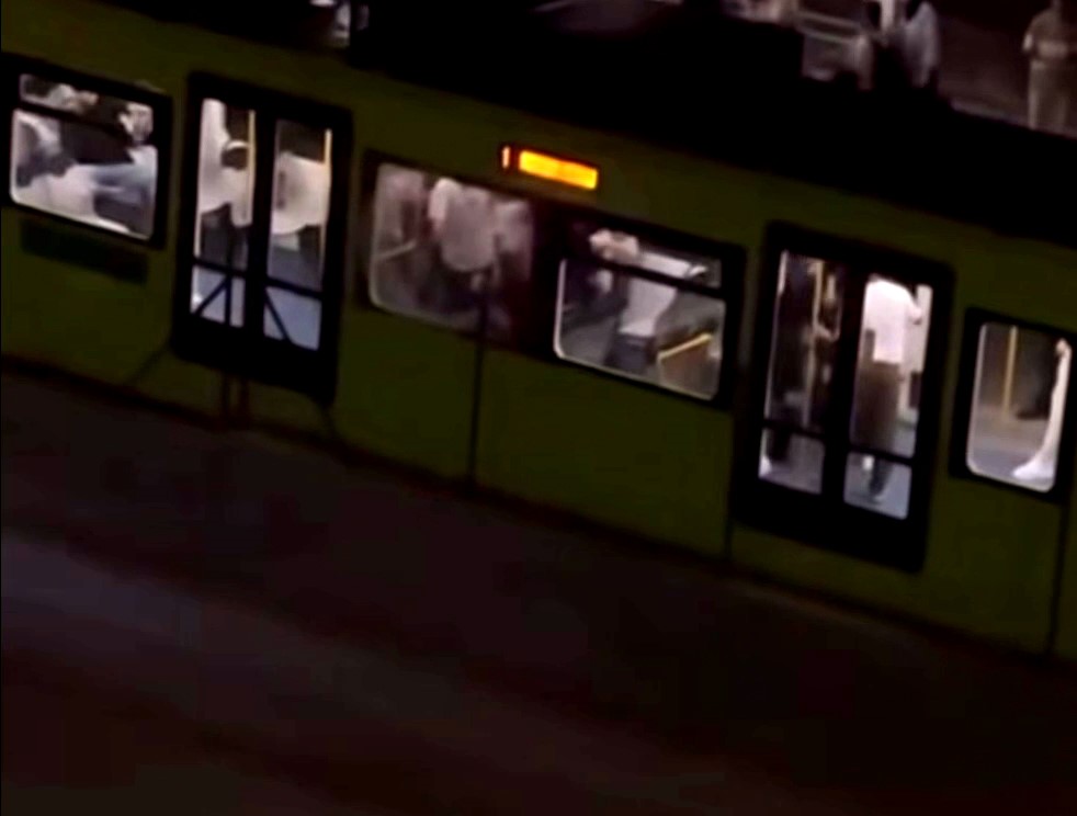 Metro istasyonunda tekmeli yumruklu kavga
