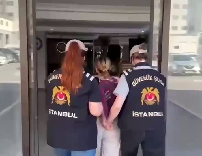 Metroda başörtülü kadına hakaret eden şüpheli tutuklama talebiyle mahkemeye sevk edildi
