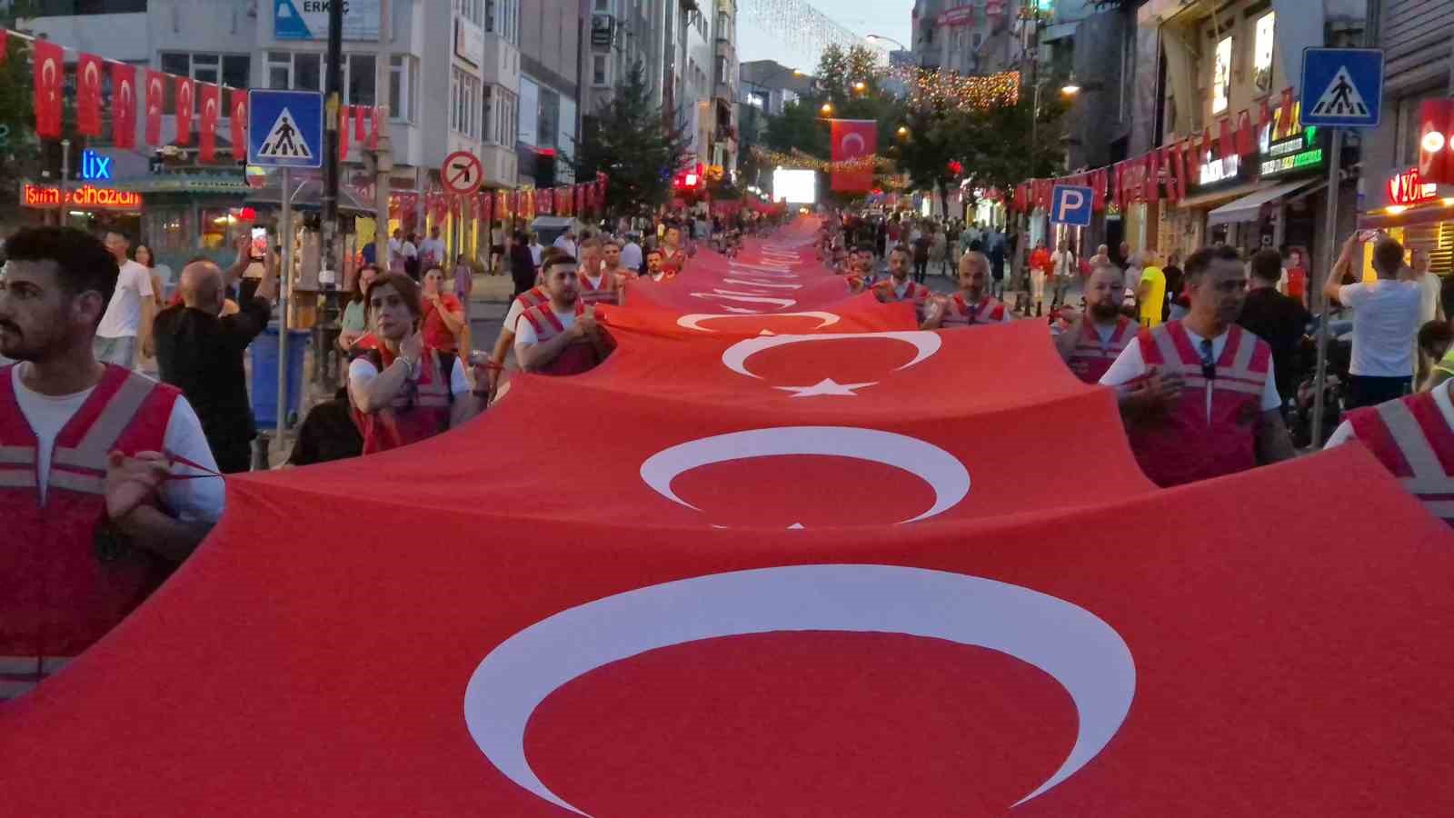 Meydanlar kırmızı beyaza büründü: Tekirdağ’da 15 Temmuz’da yüzlerce kişi tek yürek oldu
