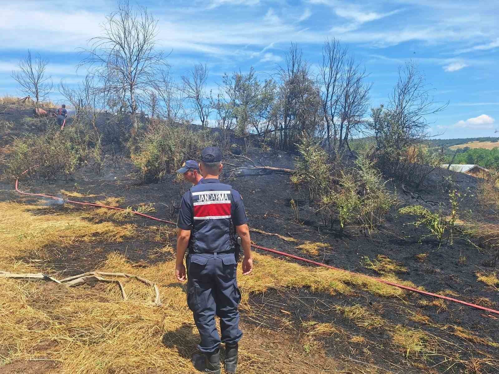Mezarlık altındaki ot yangını korkuttu
