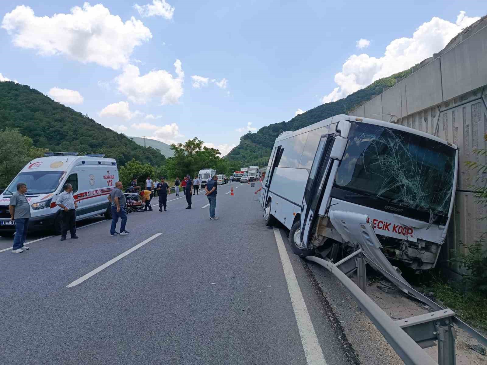 Midibüs tıra arkadan çarptı, 6 kişi yaralandı
