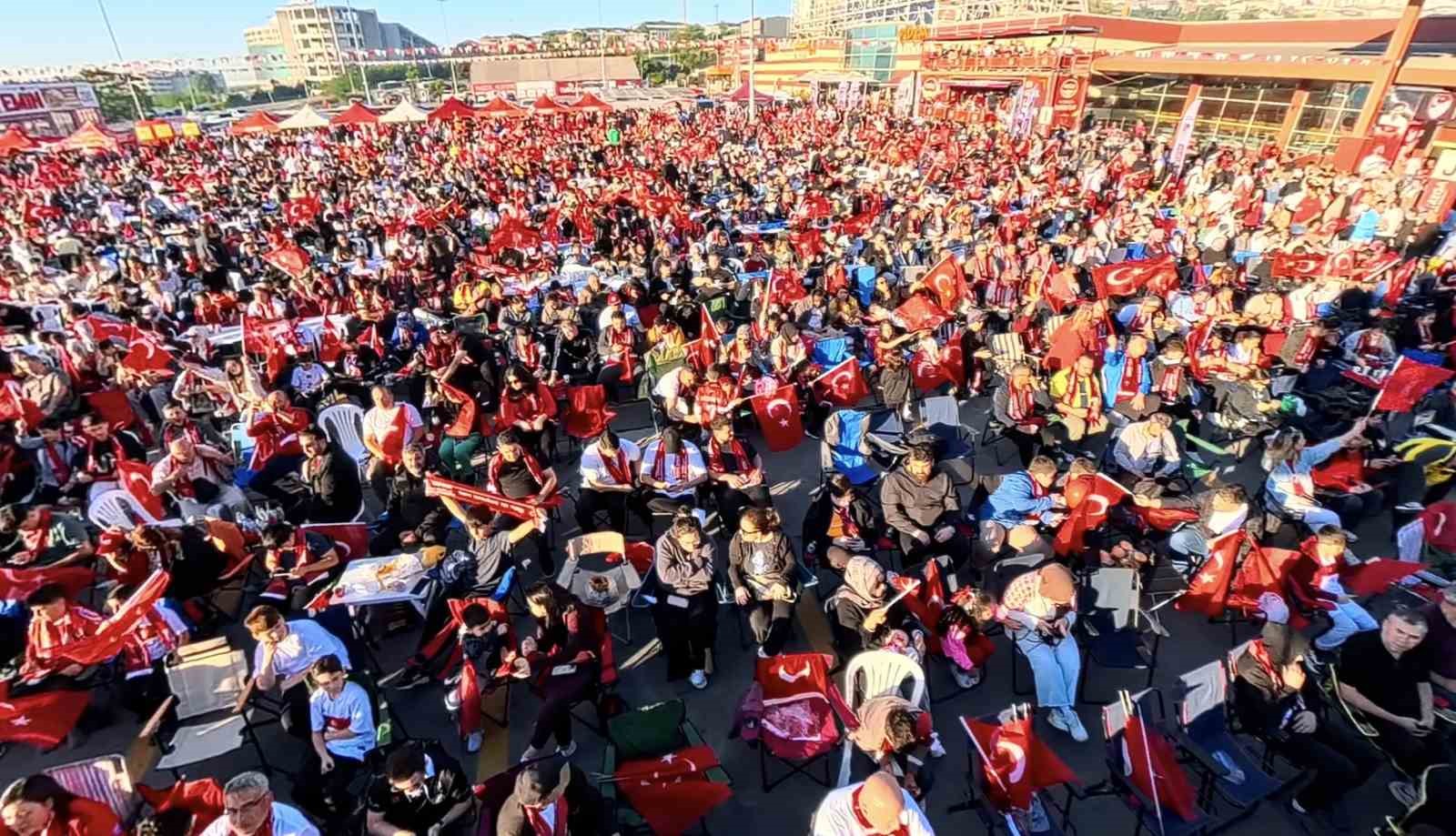 Milli heyecan uyku uyutmadı: Binlerce vatandaş sabahın ilk ışıklarında alanlara akın etti
