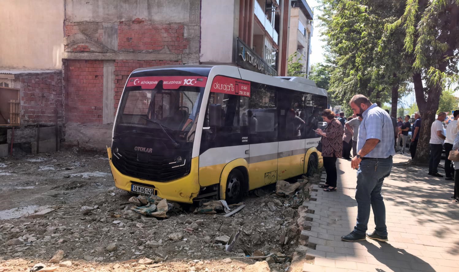 Minibüs, iş yerine çarptıktan sonra boş arsaya uçtu
