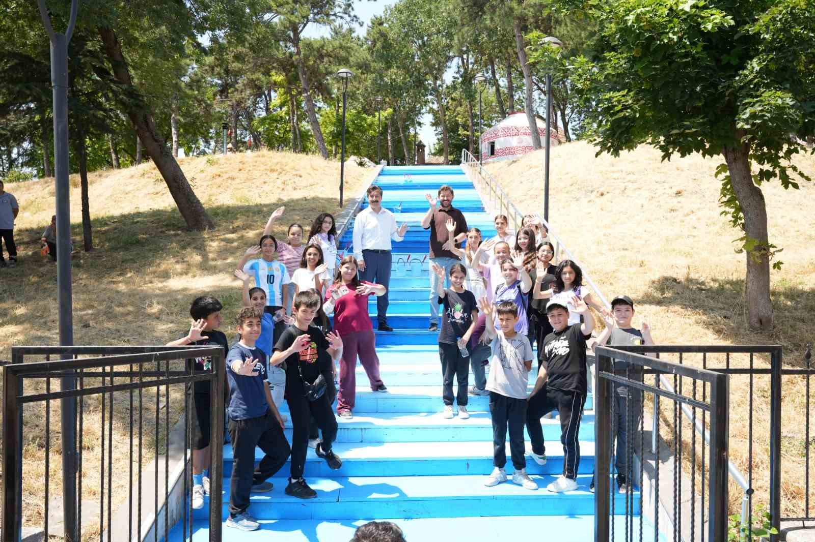 Minik ellerden Babasultan Parkı’na renkli dokunuş
