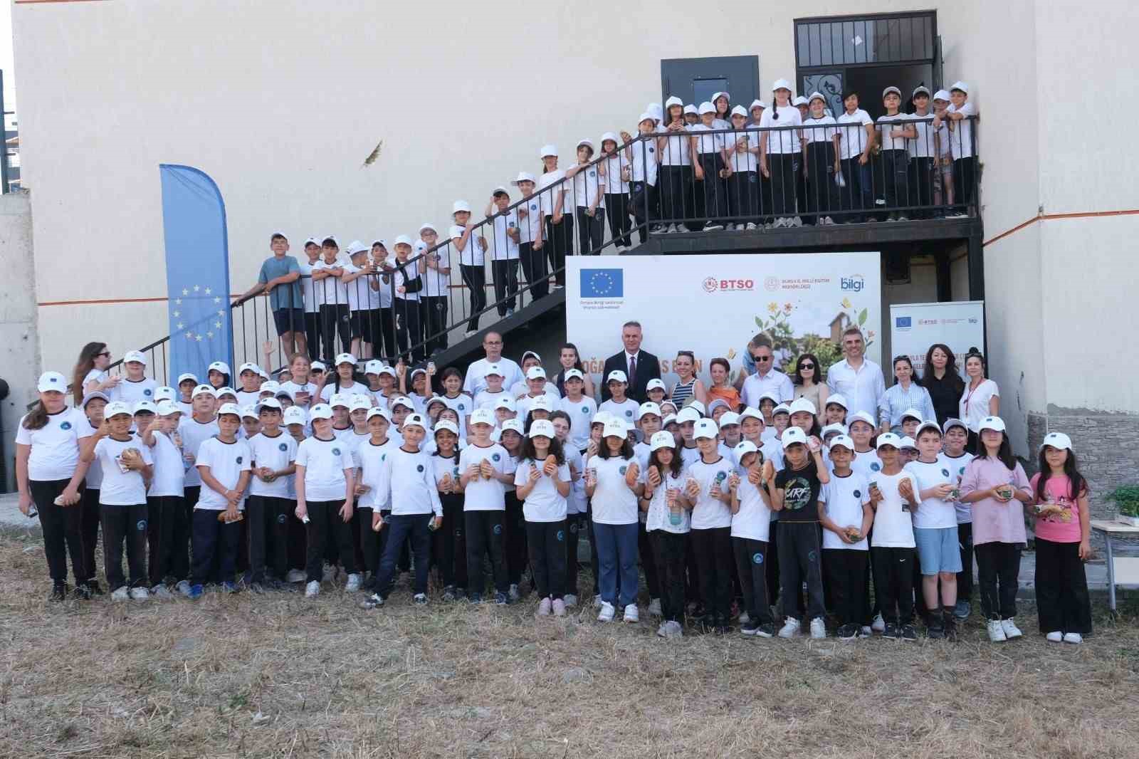 Minik öğrenciler fide dikerek doğa bilinci kazandı
