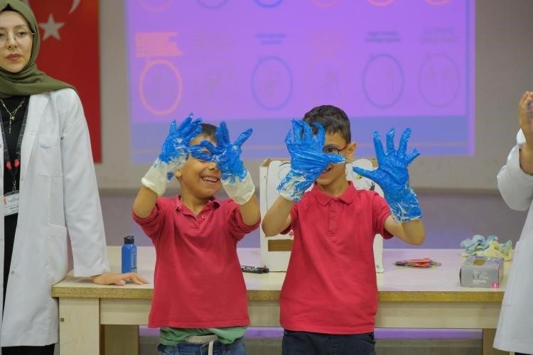 Minik öğrencilere bireysel hijyen eğitimi
