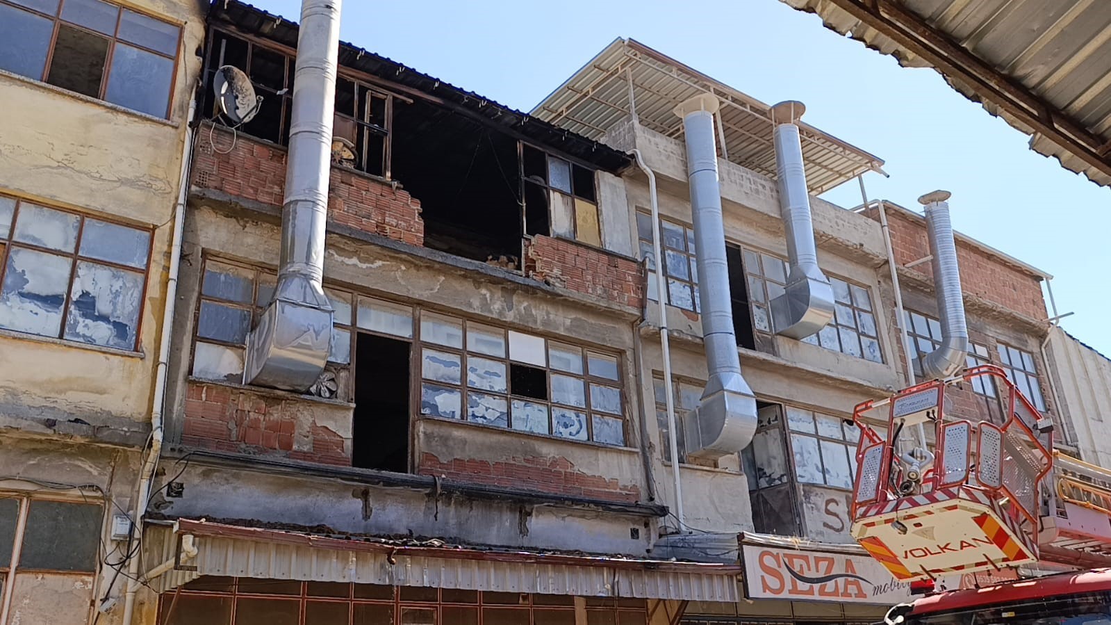 Mobilya imalathanesinde korkutan yangın
