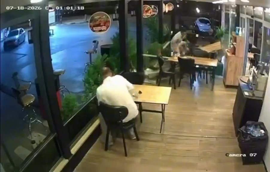 Motosiklet lokantada oturan müşteriye çarptı
