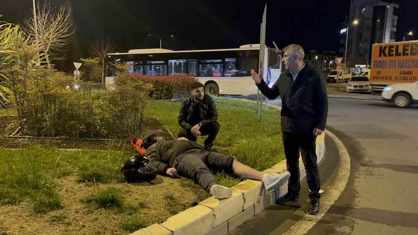 Motosiklet otomobile ok gibi saplandı: Kaza anı kamerada
