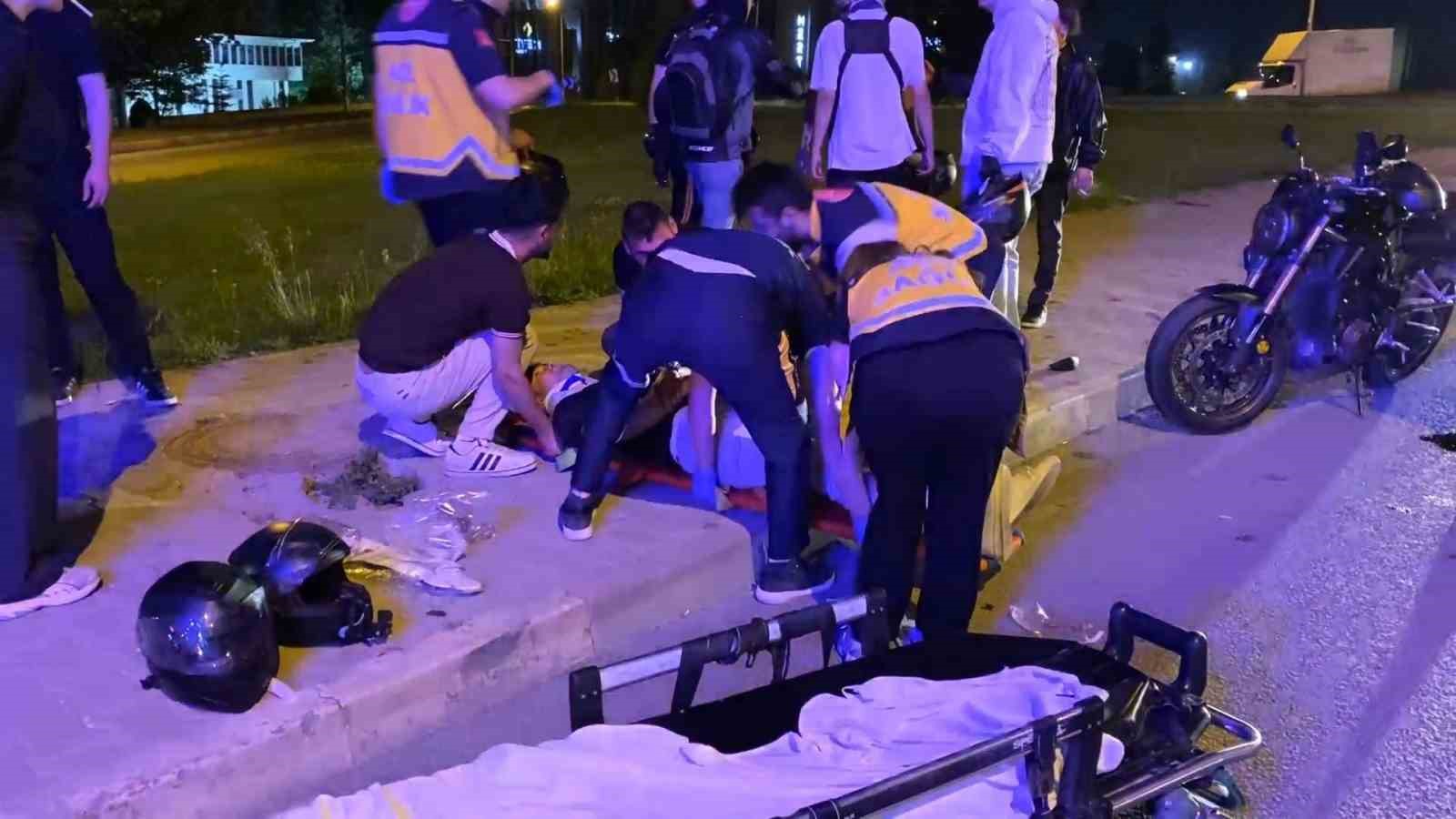 Motosiklet sürücüsü, emniyet şeridinde bekleyen motosikletlere çarptı: 3 yaralı
