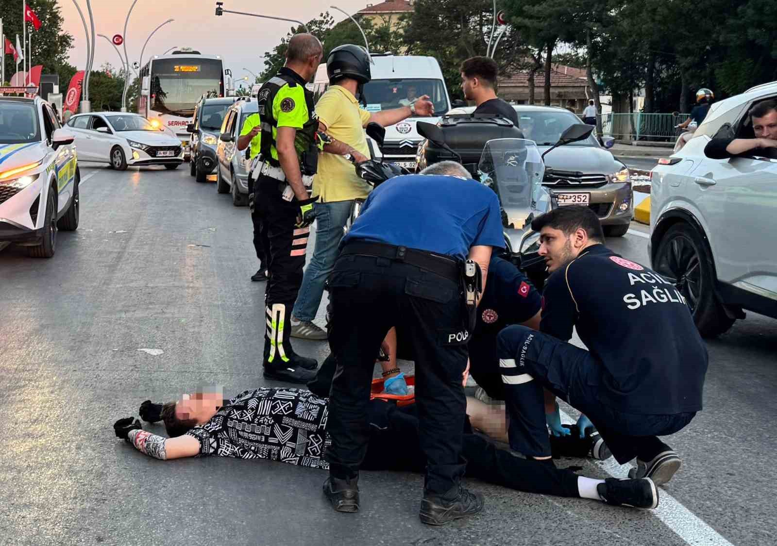 Motosikletlerin çarpıştığı kaza kameraya yansıdı: 1 yaralı
