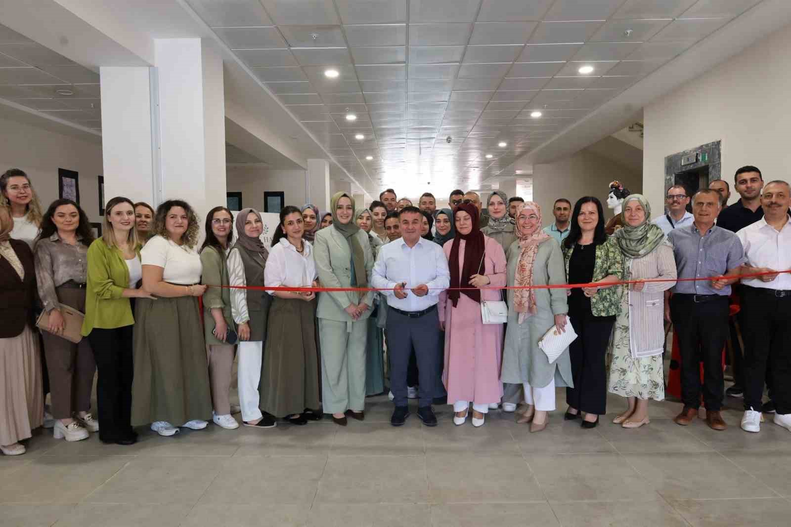 Öğrencilerin el emeği ürünleri sergide beğeni topladı
