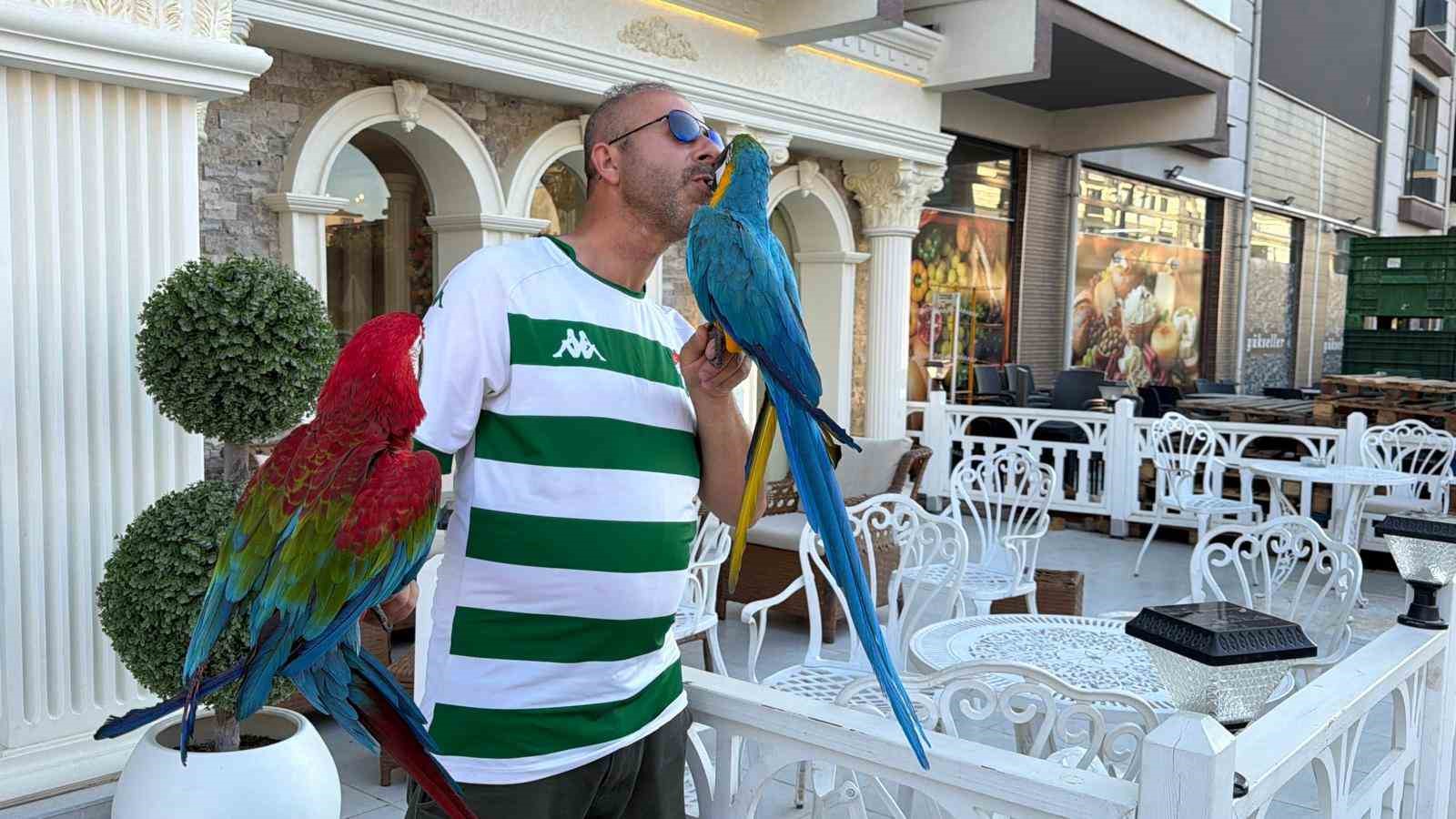 Onları görenler dönüp bir daha bakıyor
