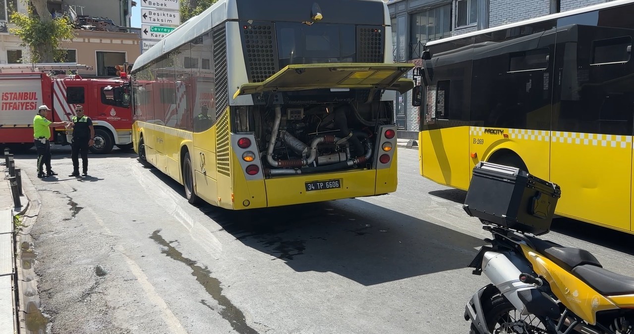 Ortaköy’de İETT otobüsünden dumanlar yükseldi: Motor arızası trafiğe neden oldu
