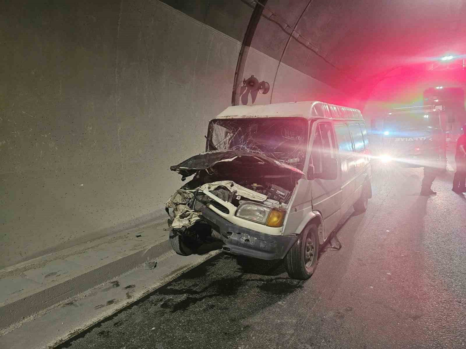 Osmangazi Tüneli içindeki trafik kazasında, 1’ağır 3 kişi yaralandı
