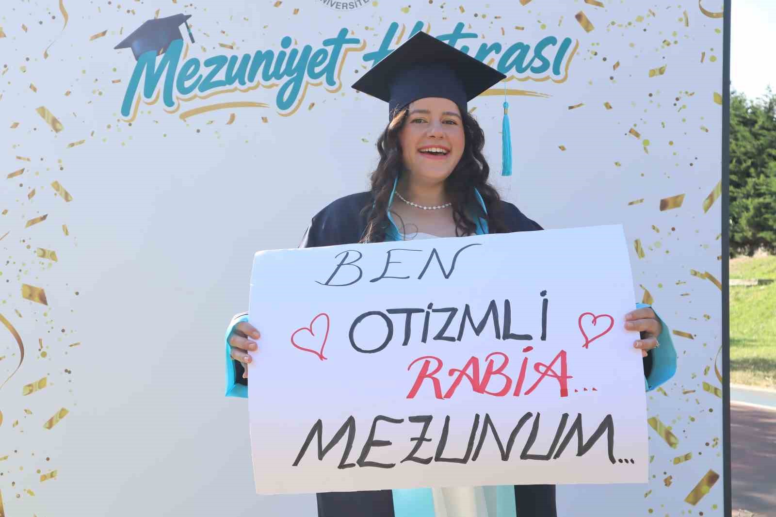 ’Otizm’ engel tanımadı, genç müzisyen üniversiteden mezun oldu
