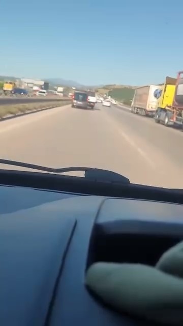 Otobanda kaza kamerada, kıl payıyla kazadan kurtuldu
