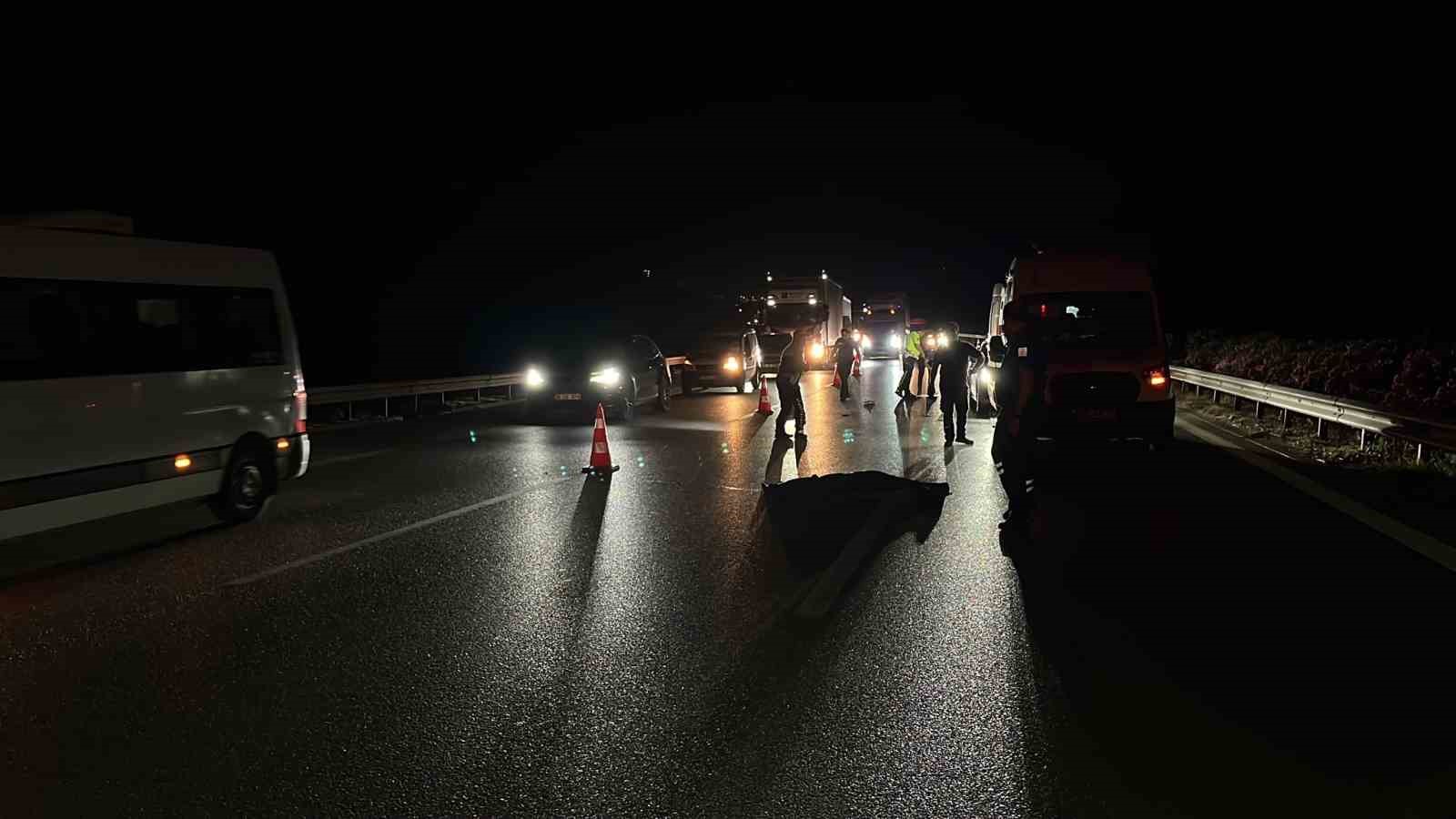 Otobanda yolun karşısına geçerken tır çarpan şahıs hayatını kaybetti
