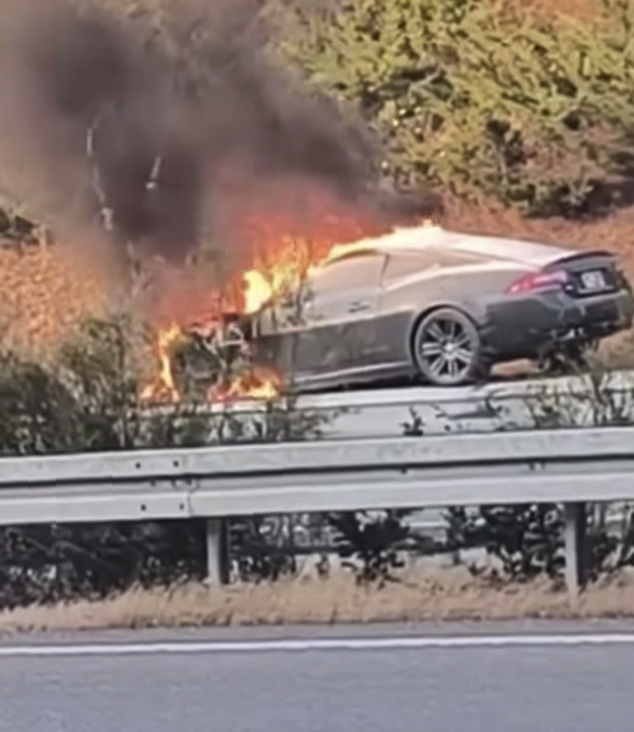 Otomobil alev alev yandı
