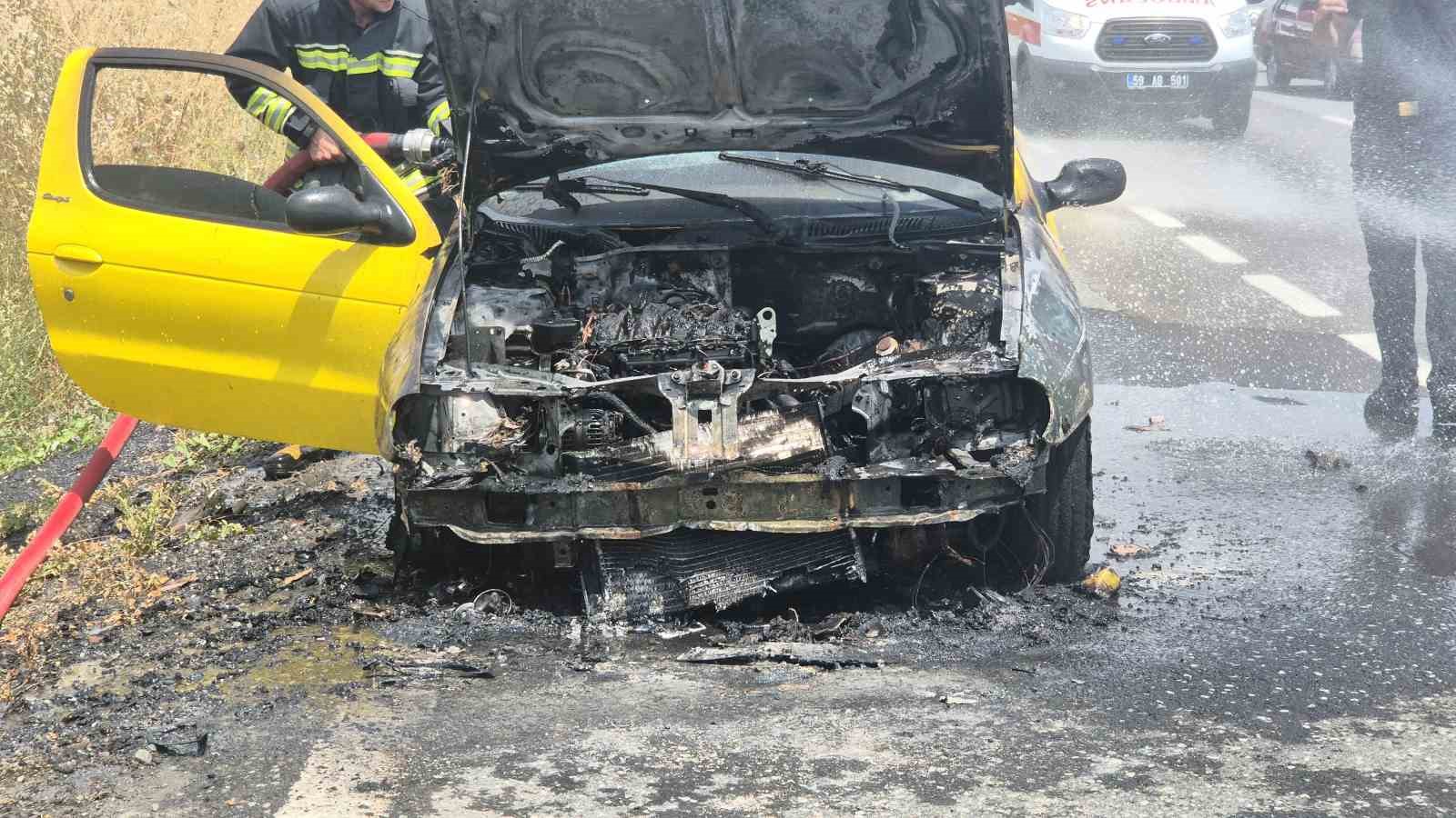 Otomobil alev alev yandı: 5 kişi son anda kurtuldu
