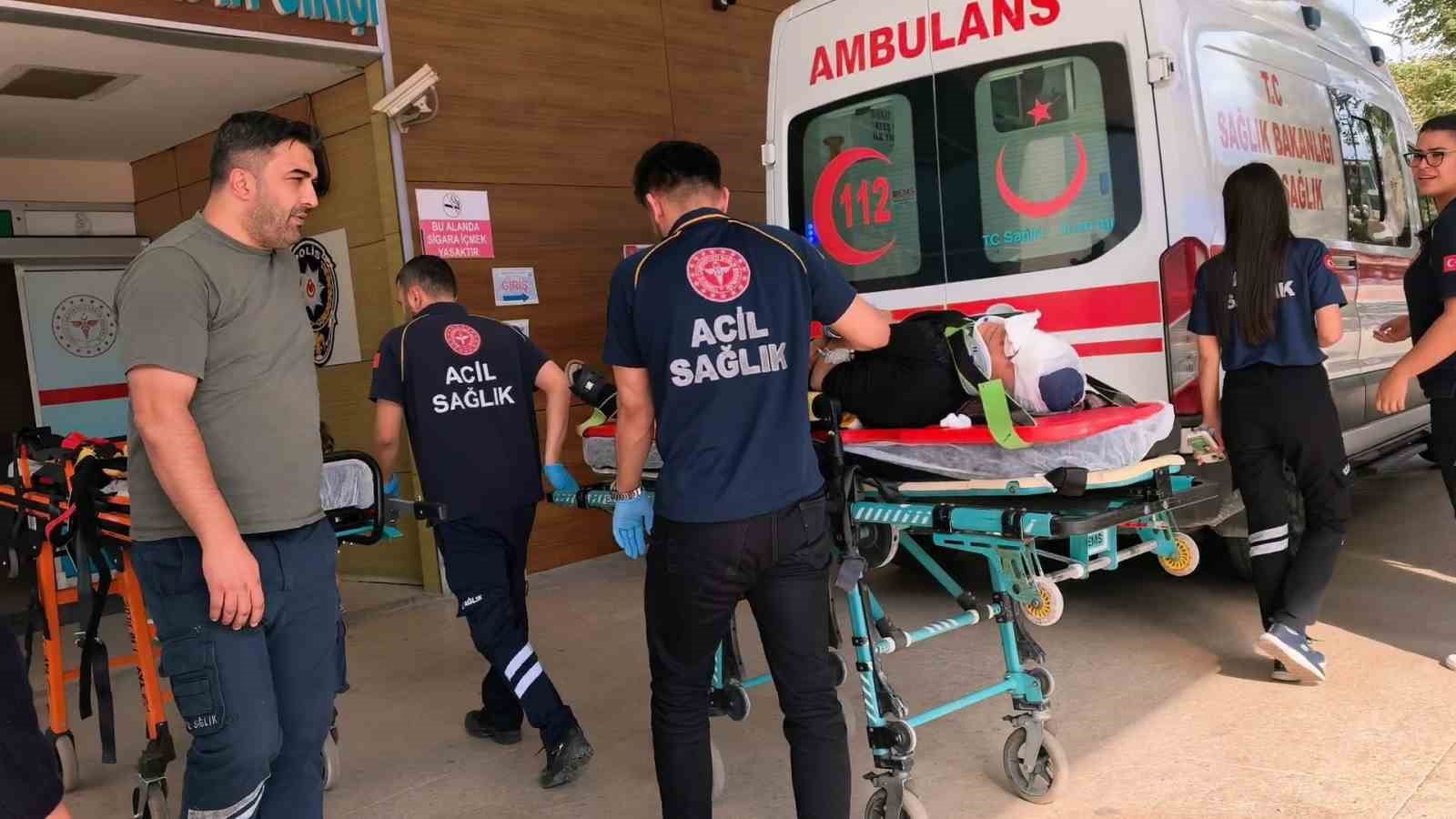 Otomobil bariyerlere çarptı: 5 yaralı
