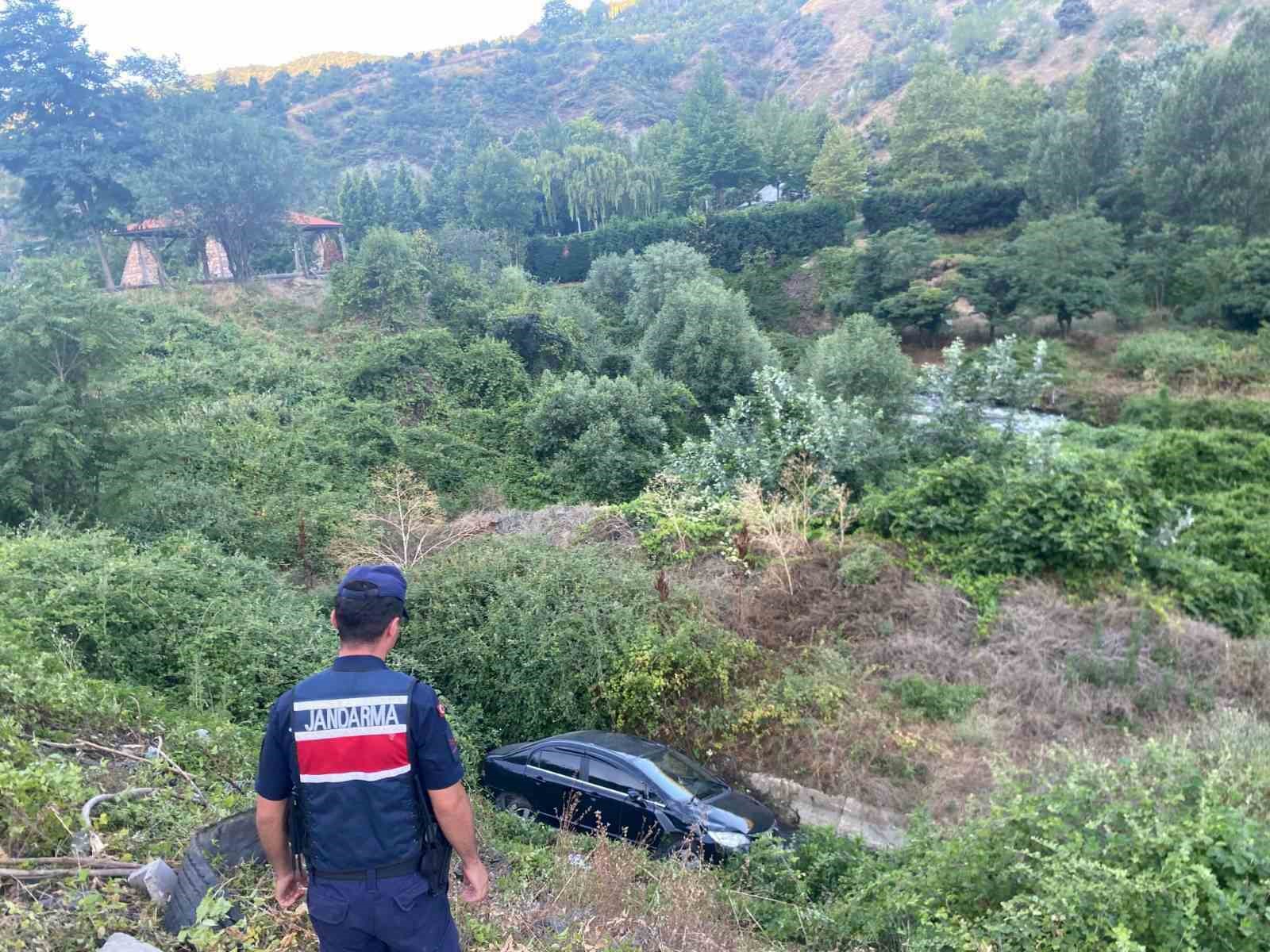 Otomobil dere yatağına uçtu, sürücüsü yaralandı
