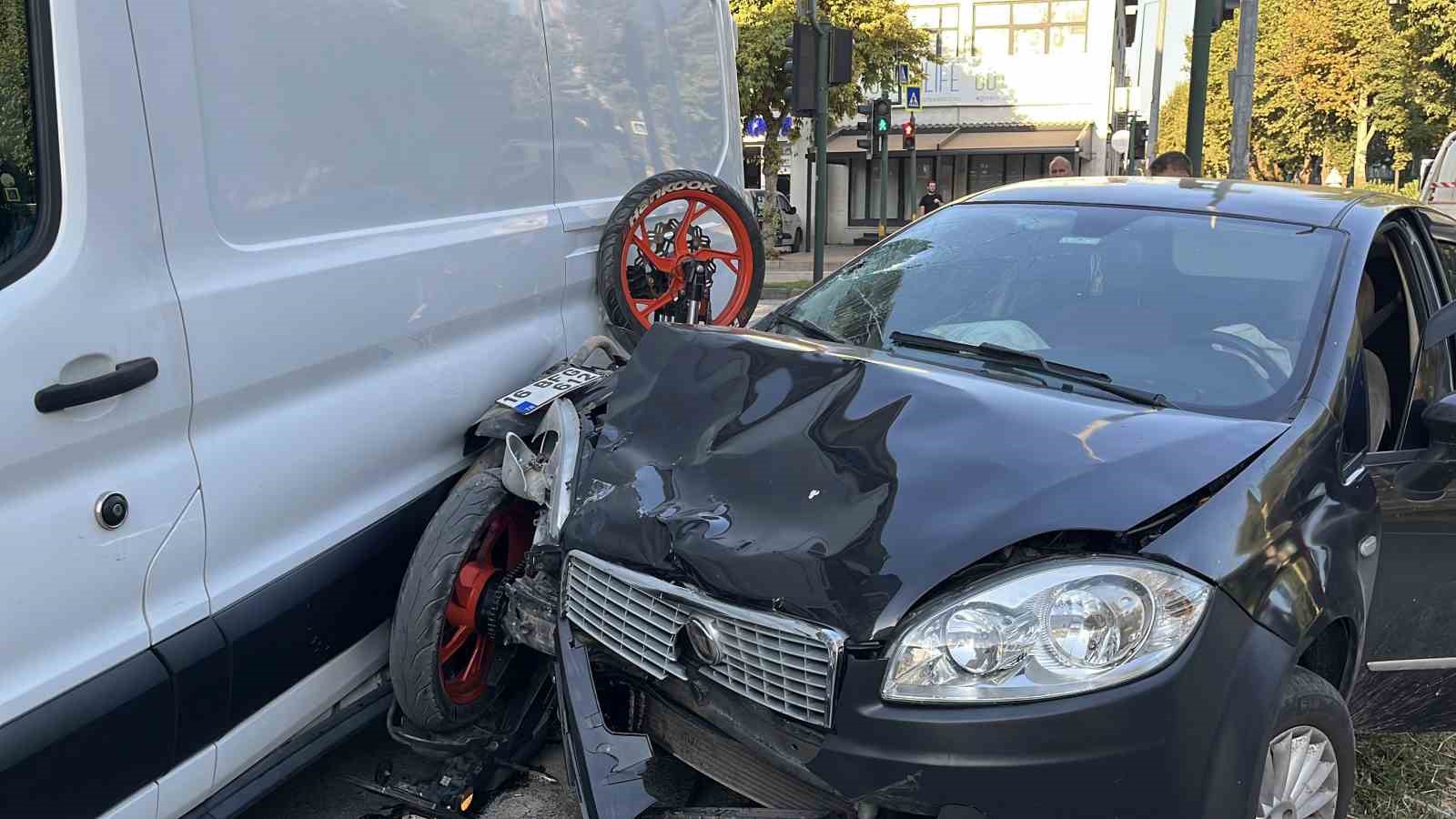 Otomobille çarpışan motosiklet iki araç arasında sıkıştı: 1 yaralı
