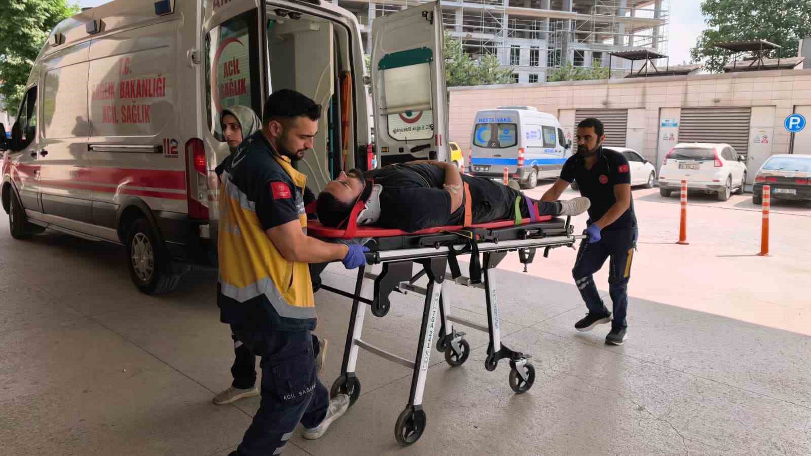 Otomobille çarpışan motosikletli yaralandı: Kaza anı kamerada
