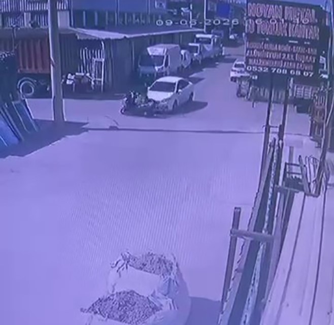 Otomobille motosikletin çarpıştığı kaza anı kameraya yansıdı: 1 yaralı
