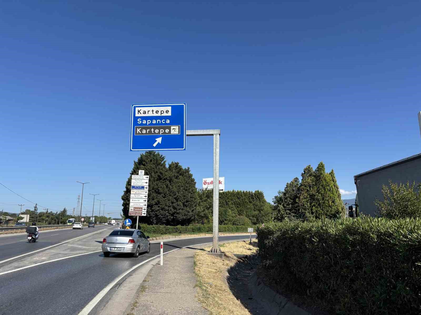 Panelvan yön tabelasına çarptı: 1 ölü, 2 yaralı
