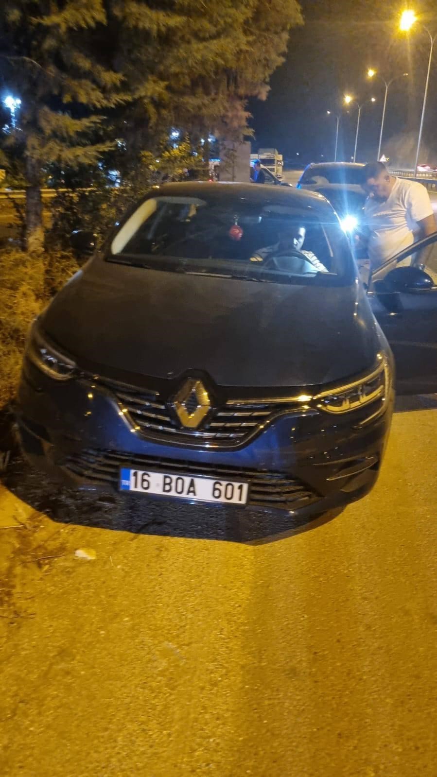 Park halindeki araca çarpan otomobildeki 2 kişi yaralandı
