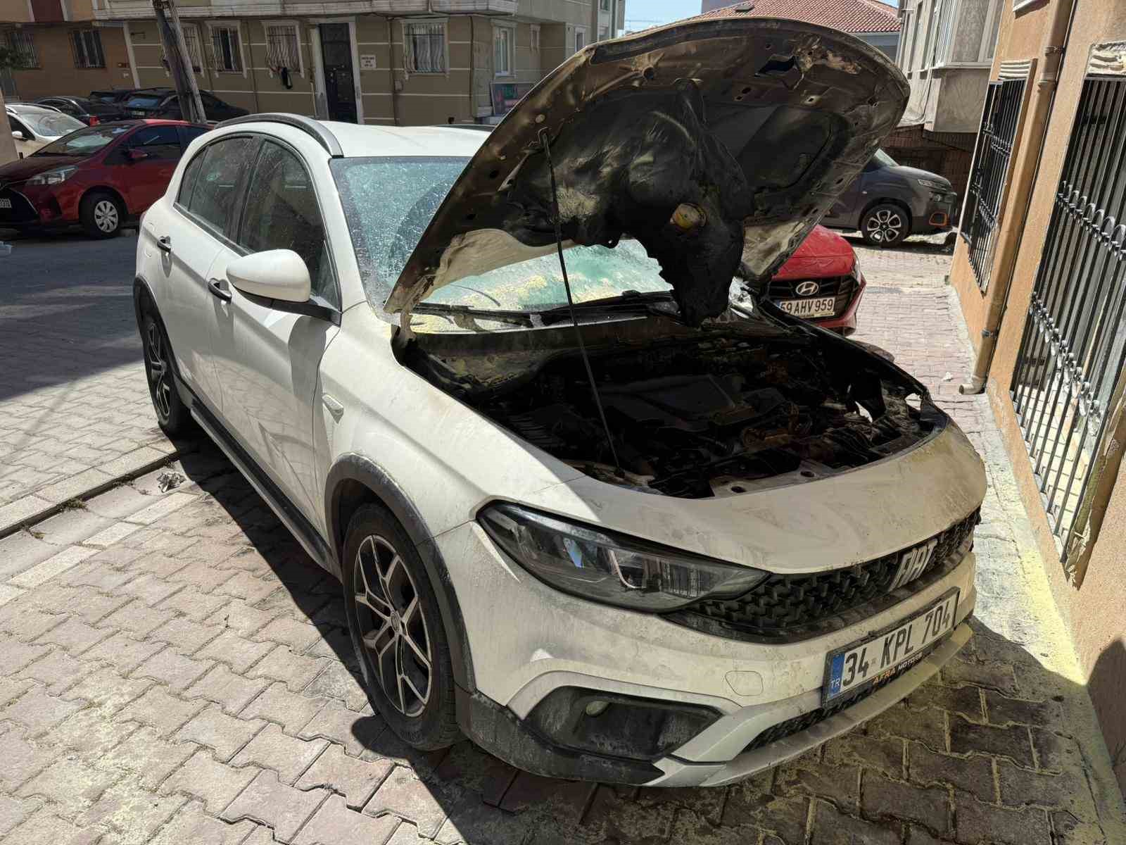 Park halindeki aracı kundakladılar, o anları telefonla kayda aldılar
