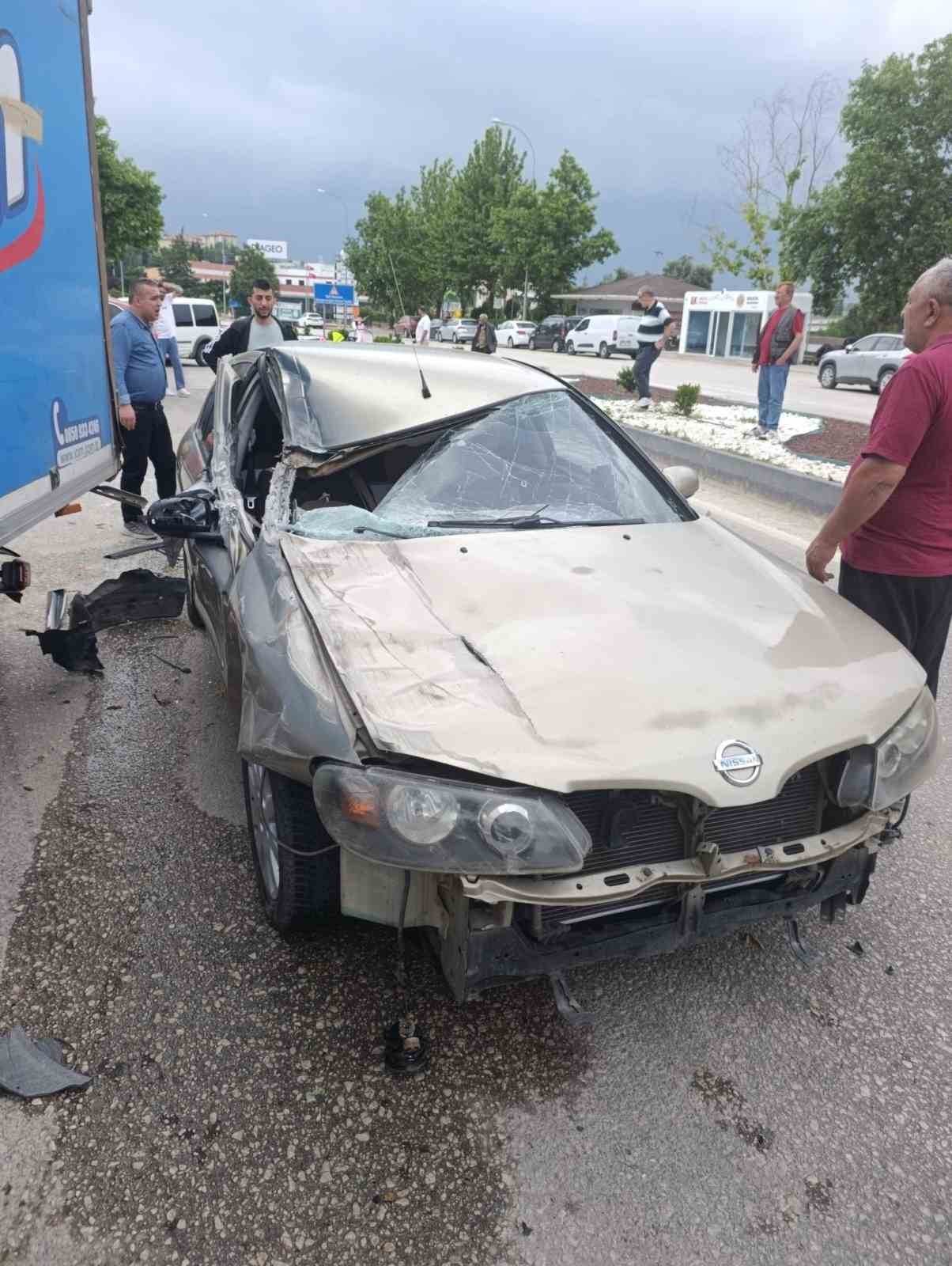 Park halindeki kamyonete çarptı, 2 çocuk yaralandı
