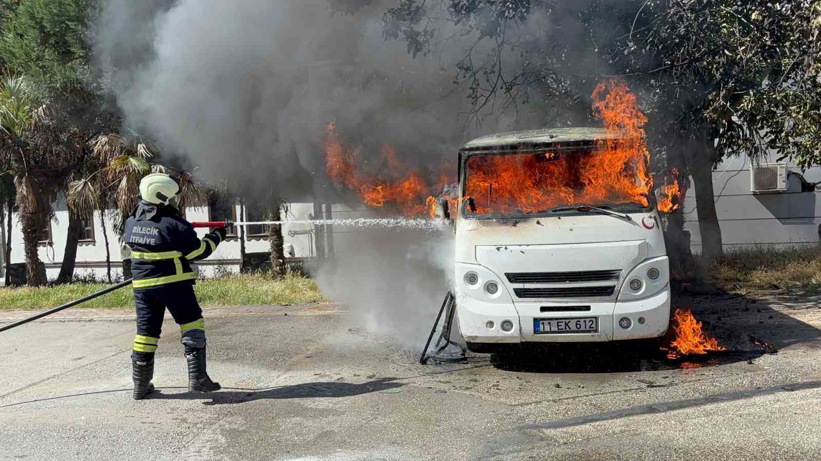 Park halindeki minibüs alev alev yandı

