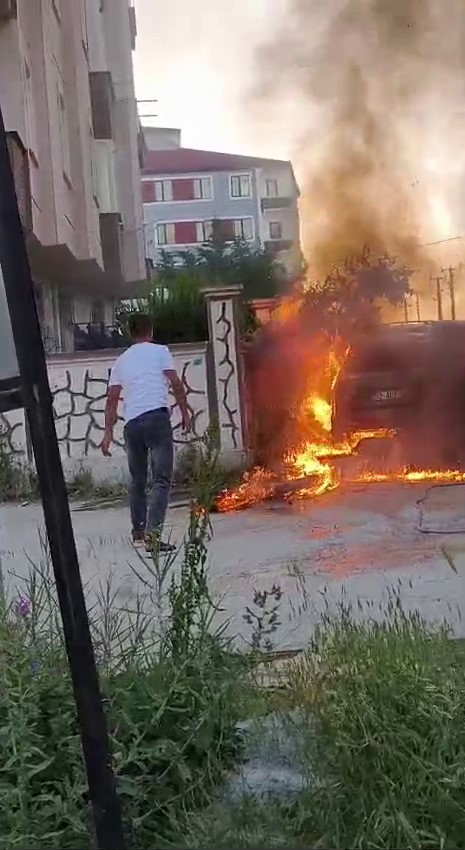 Park halindeki otomobil alev topuna döndü
